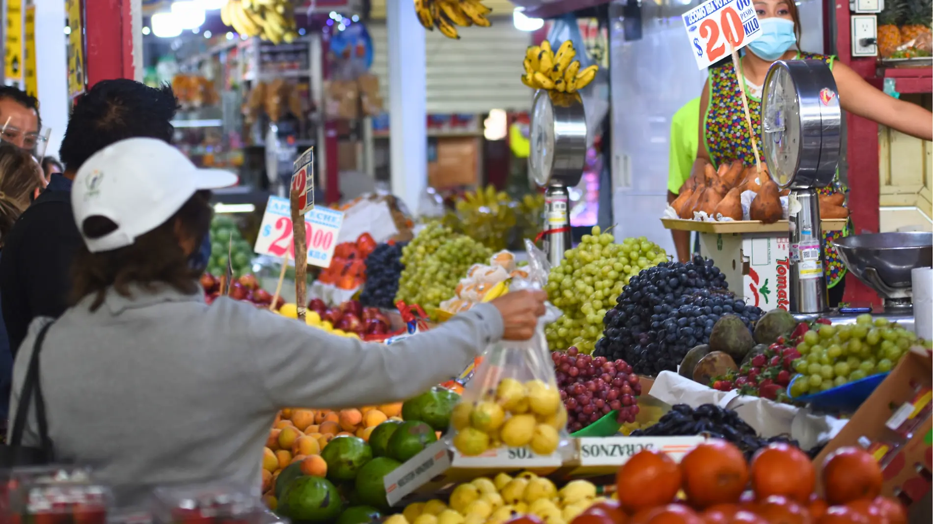 gente compra frutas en mercado beethoven_galeana